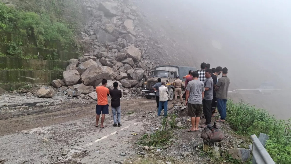 भूस्खलन से बाधित गंगोत्री राजमार्ग: पेट्रोल-पंप खाली, दैनिक जरूरतों की आपूर्ति प्रभावित
