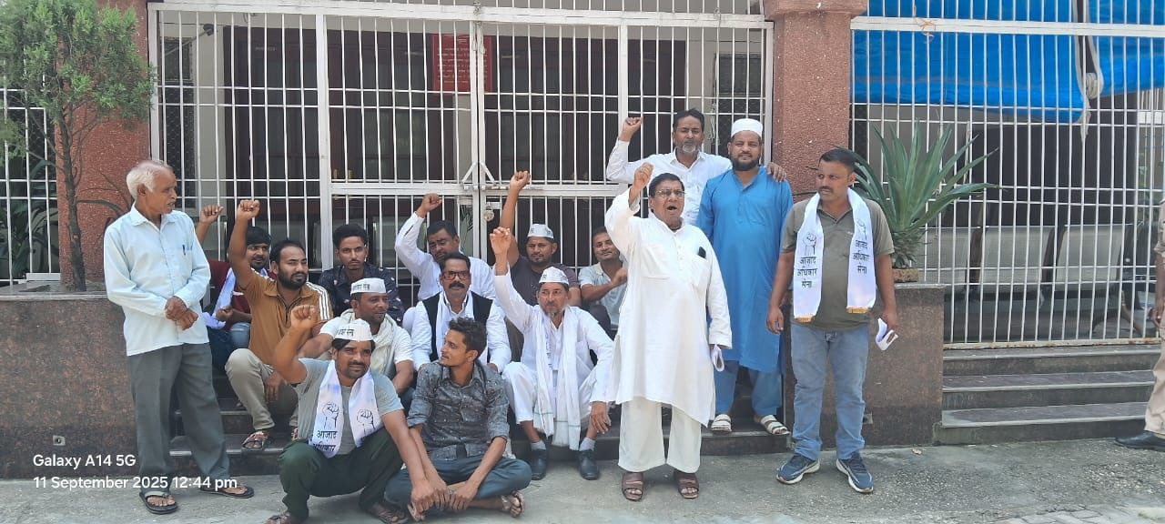 मेरठ में आजाद अधिकार सेना ने भू-माफियाओं के खिलाफ डीएम को सौंपा ज्ञापन, गैंगस्टर एक्ट लगाने की मांग
