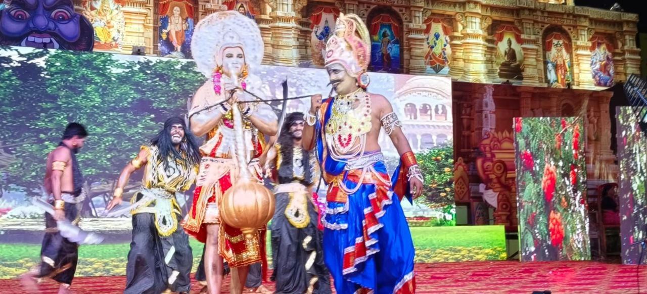 मेरठ रामलीला में लंका दहन का प्रचंड चित्रण, जय श्रीराम के उद्घोष से गूंज उठा मैदान
