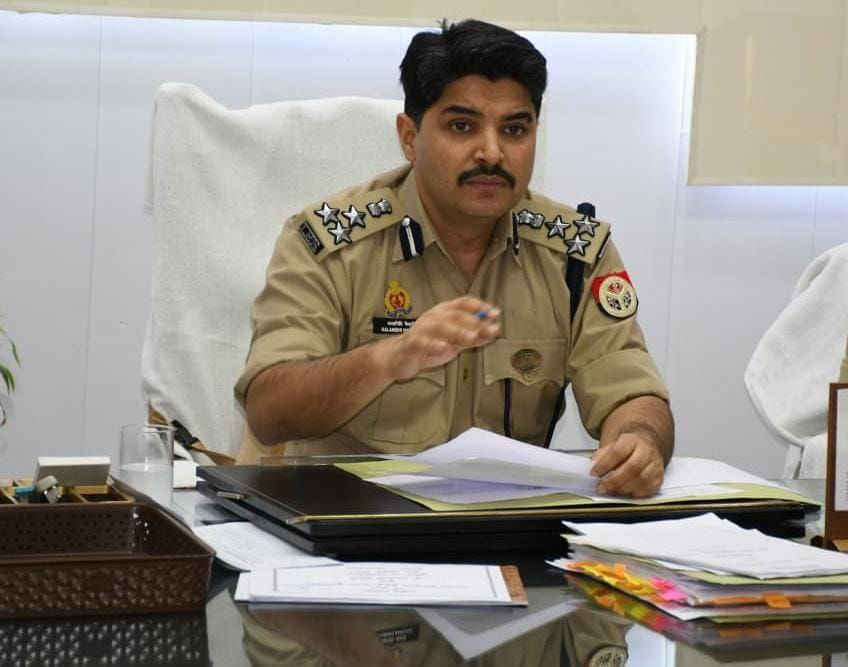 मेरठ में पटाखों की बिक्री पर सख्ती, डीआईजी कलानिधि नैथानी के निर्देश- बिना लाइसेंस पर कार्रवाई तय