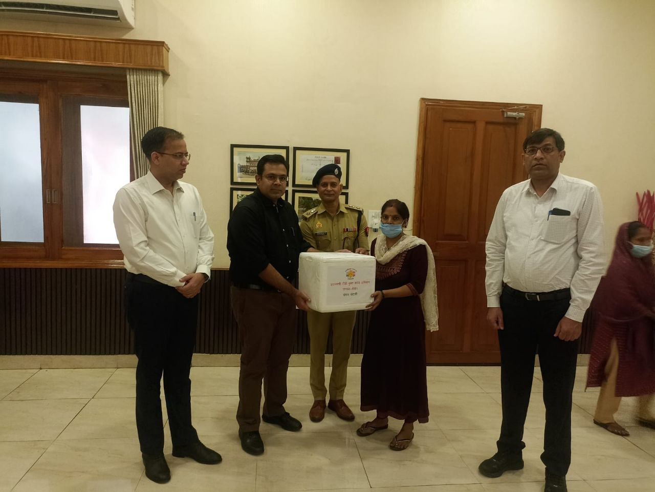 आयुक्त मेरठ ने टीबी मरीजों को पोषण पोटली देकर बढ़ाया हौसला