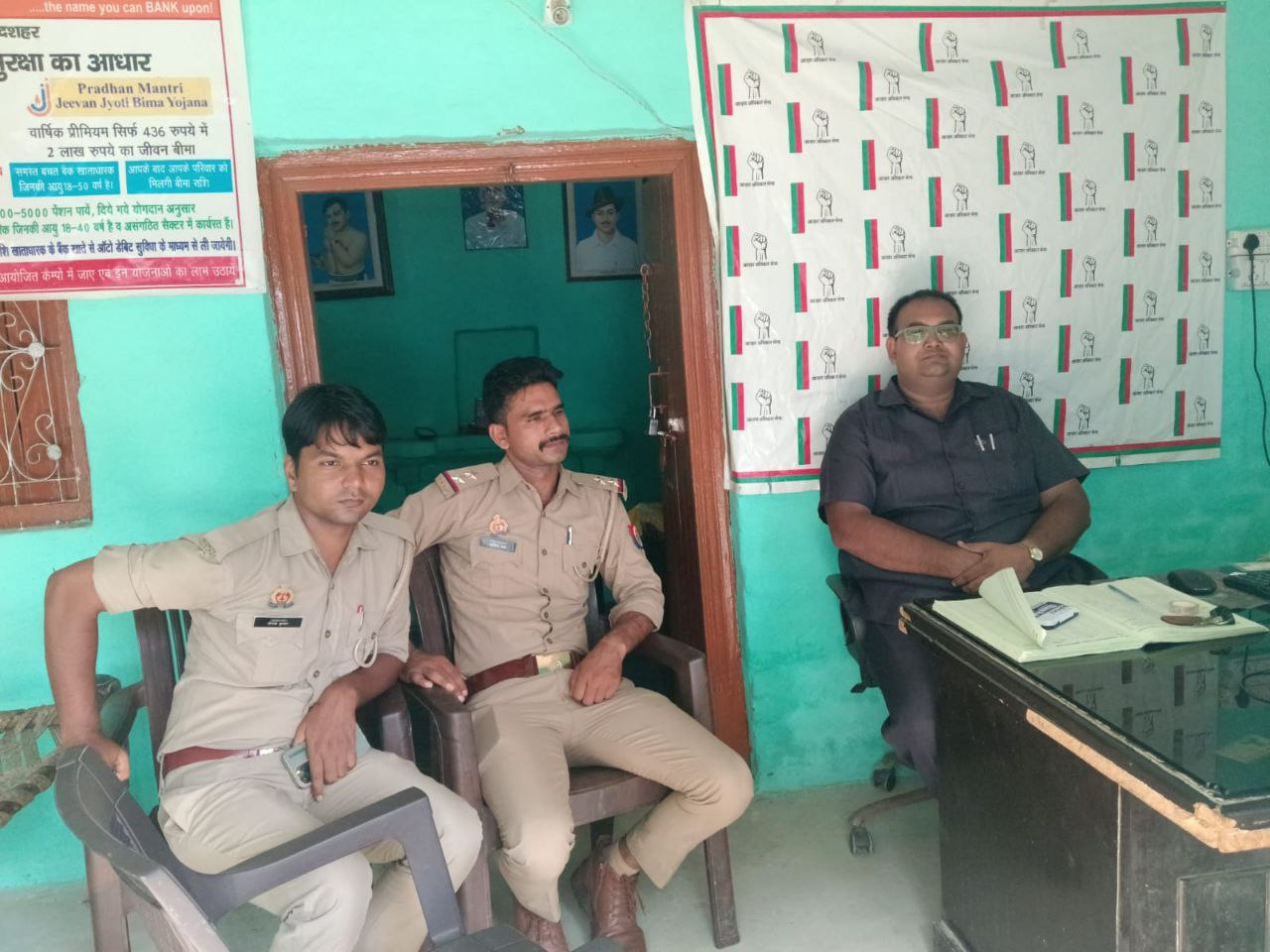 बरेली हिंसा प्रभावितों से मिलने जा रहे मेरठ आजाद अधिकार सेना के पदाधिकारियों को पुलिस ने किया हाउस अरेस्ट 