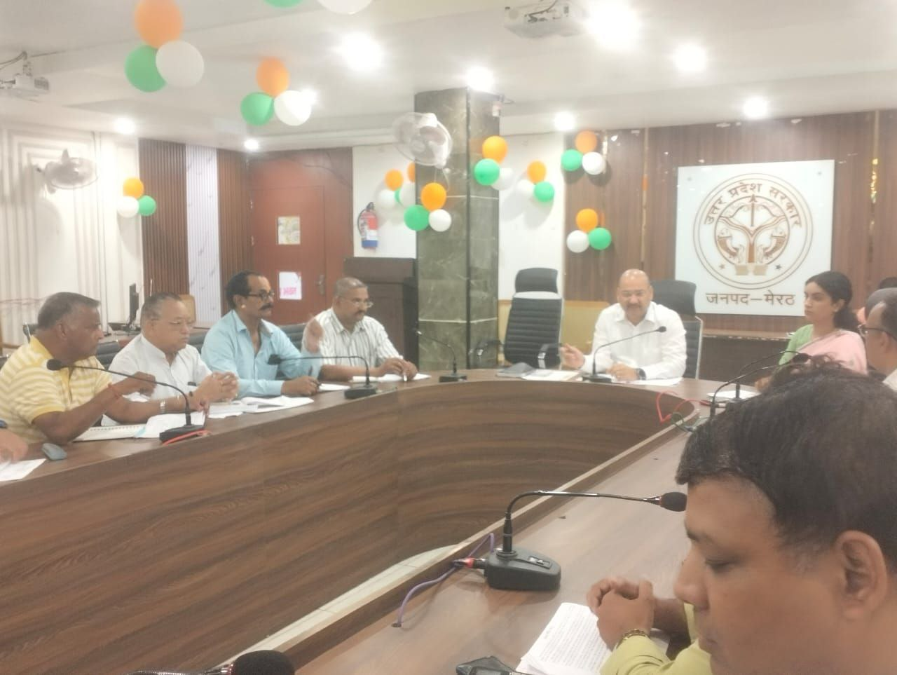 मेरठ में जिलाधिकारी ने की कर व राजस्व कार्यों की समीक्षा, अफसरों को दिए सख्त निर्देश