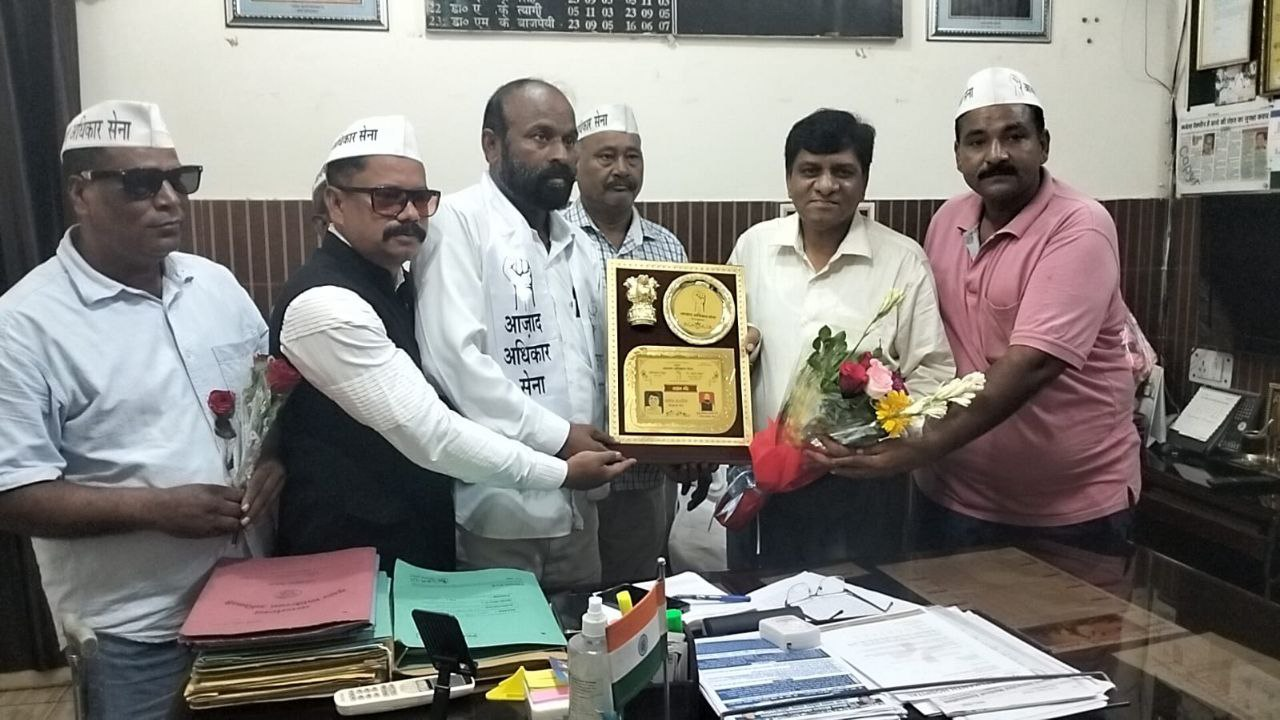 पीड़ित परिवार की मदद पर मेरठ के सीएमओ को आजाद अधिकार सेना ने किया सम्मानित