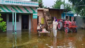 मेरठ के हस्तिनापुर खादर में बाढ़ से तबाही, स्टेट हाईवे डूबा, कई गांवों का संपर्क टूटा