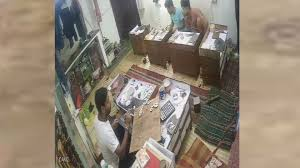मेरठ में सराफ की दुकान से 25 लाख का सोना लेकर भागे तीन कारीगर,तलाश जारी