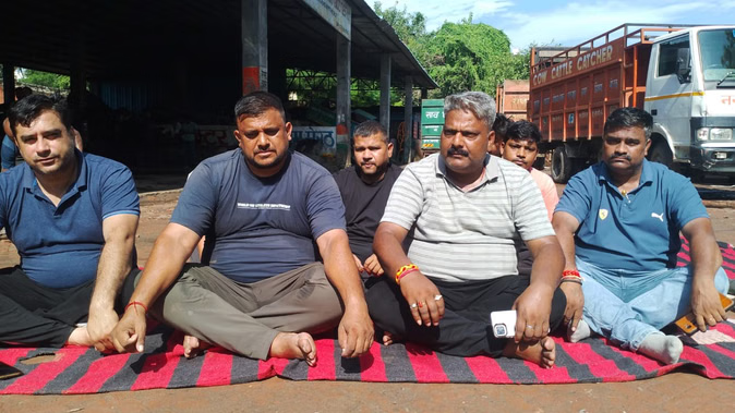 मेरठ के गोवंश ट्रॉमा सेंटर की बदहाल स्थिति पर पार्षदों का धरना प्रदर्शन
