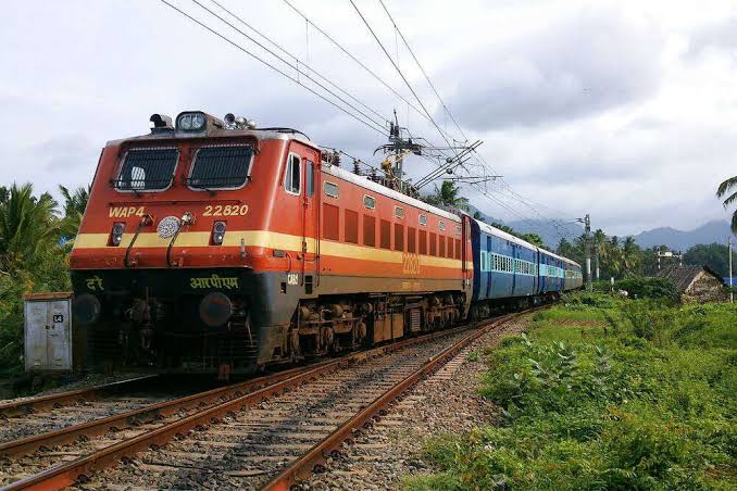 दिल्ली-मुरादाबाद रूट पर यात्रियों की मुश्किलें बढ़ीं, जनशताब्दी समेत कई ट्रेनें प्रभावित