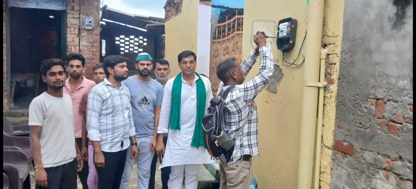 मुज़फ्फरनगर में भाकियू कार्यकर्ताओं ने स्मार्ट मीटर लगाने का किया विरोध, हंगामे के बीच पुराने मीटर वापस लगे