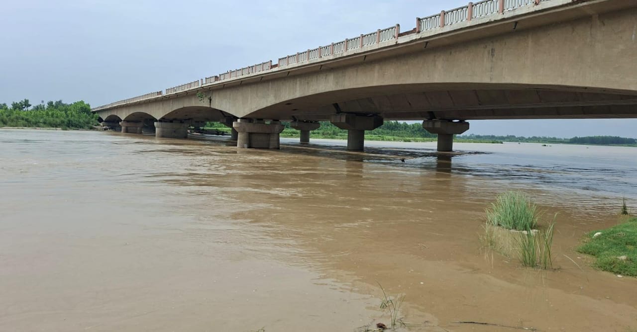 कैराना में यमुना नदी का जलस्तर घटा, चेतावनी बिंदु से नीचे पहुंचा