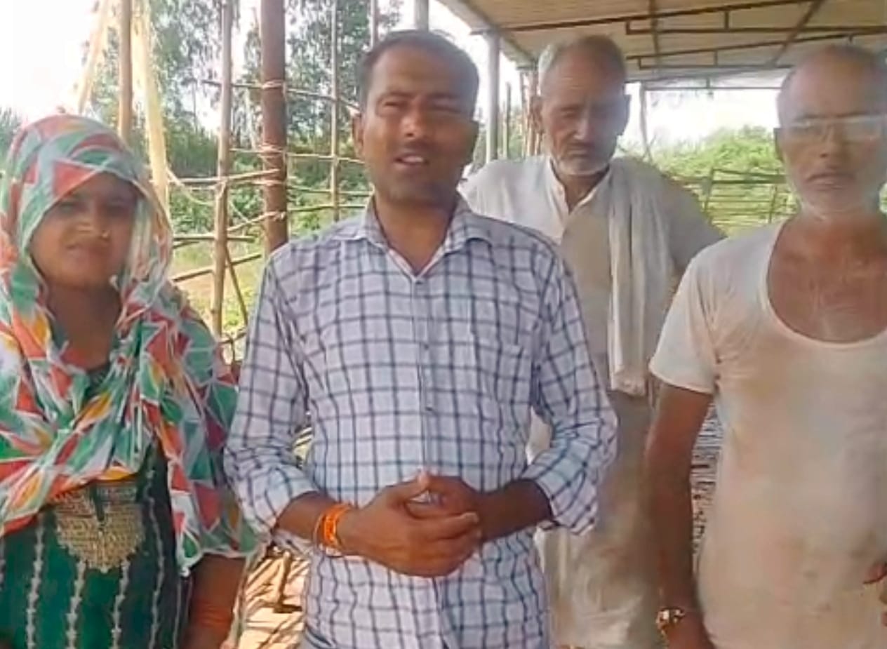 मुज़फ्फरनगर में महिला ग्राम प्रधान से सचिव ने की अभद्रता, बोला-अकेले आया करो !