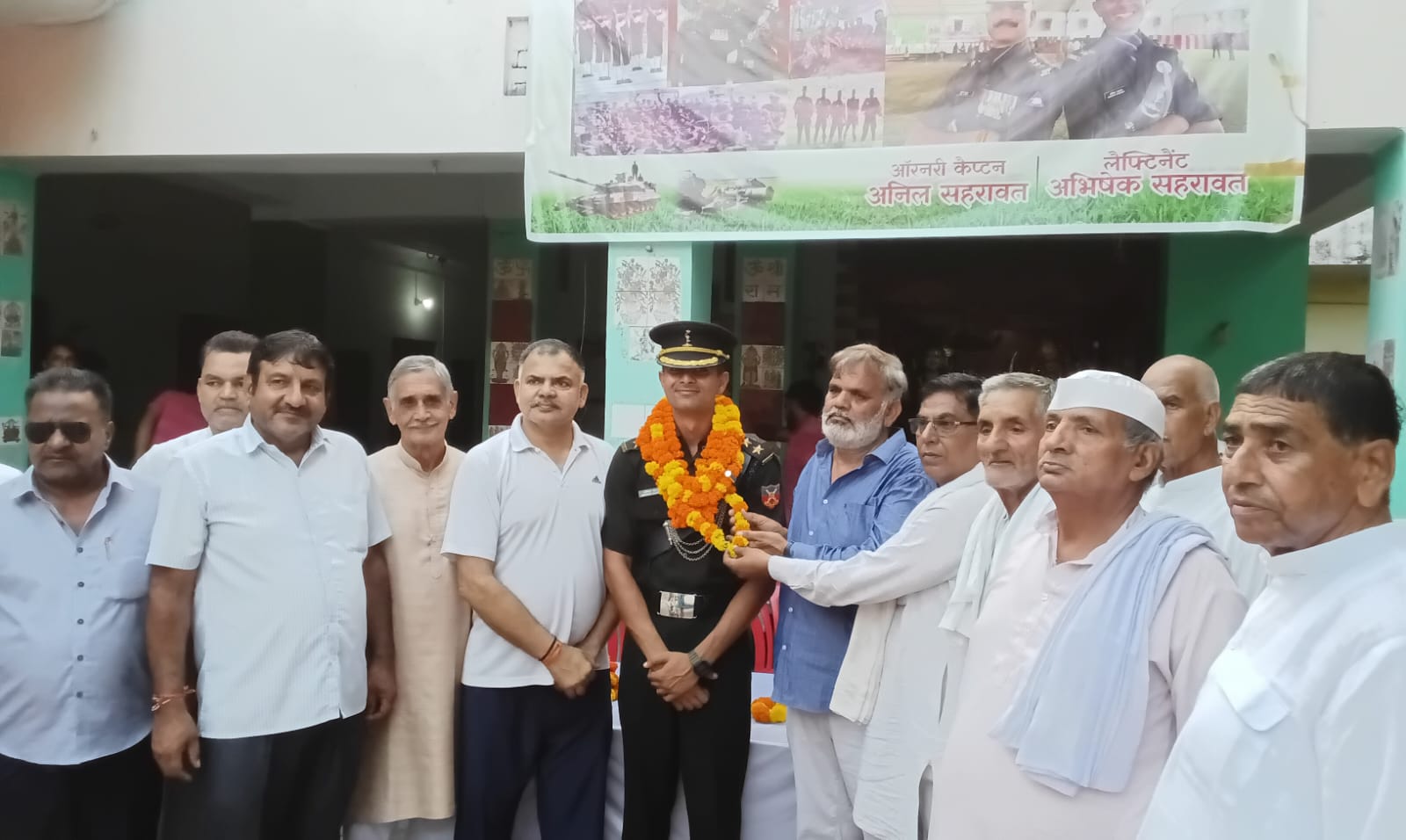 मोरना में अभिषेक सहरावत का लेफ्टिनेंट बनने पर ढोल-नगाड़ों के साथ भव्य स्वागत