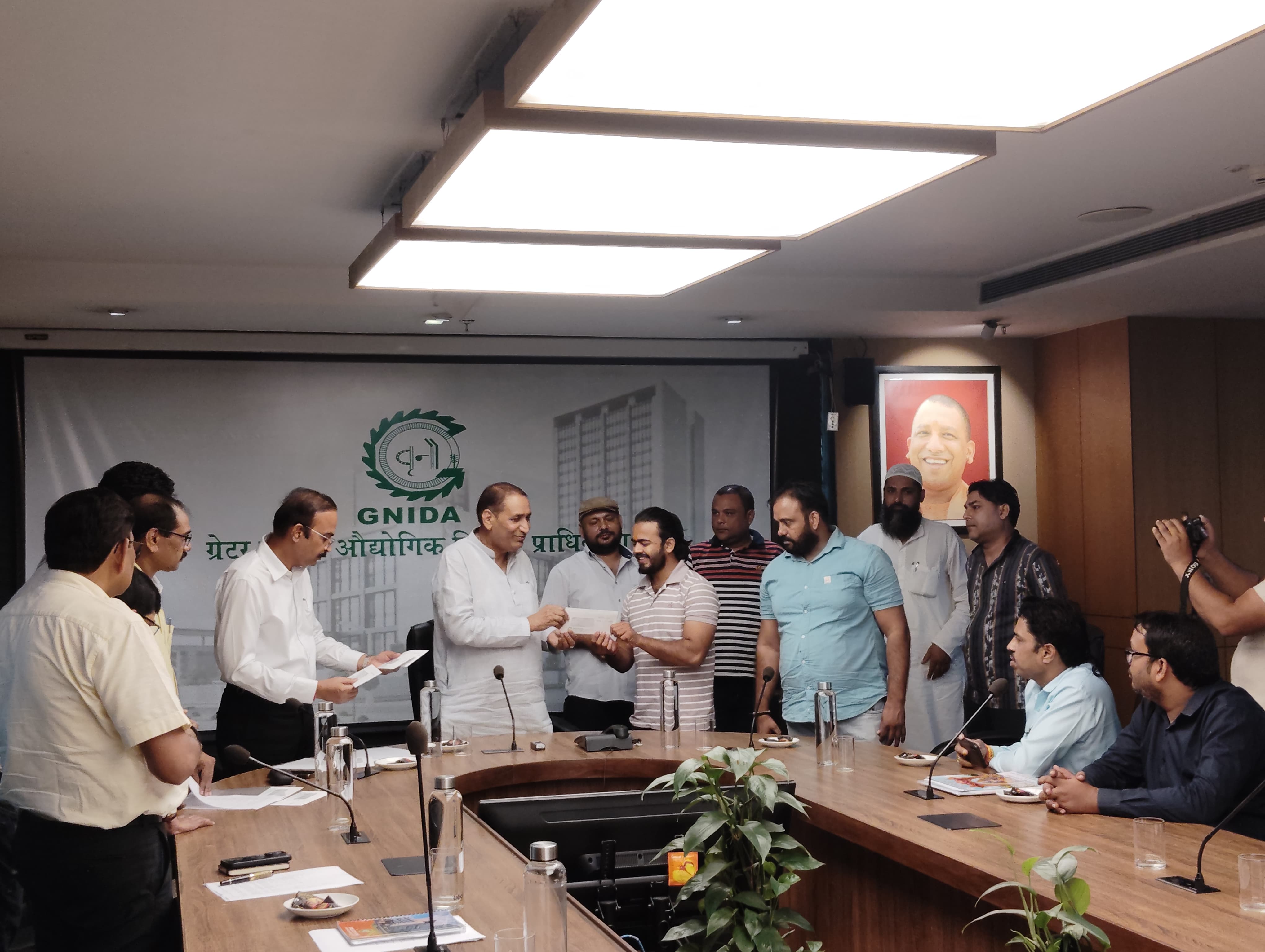 ग्रेटर नोएडा में विधायक और एसीईओ ने सूरजपुर के 15 किसानों को आबादी आवंटन पत्र सौंपे