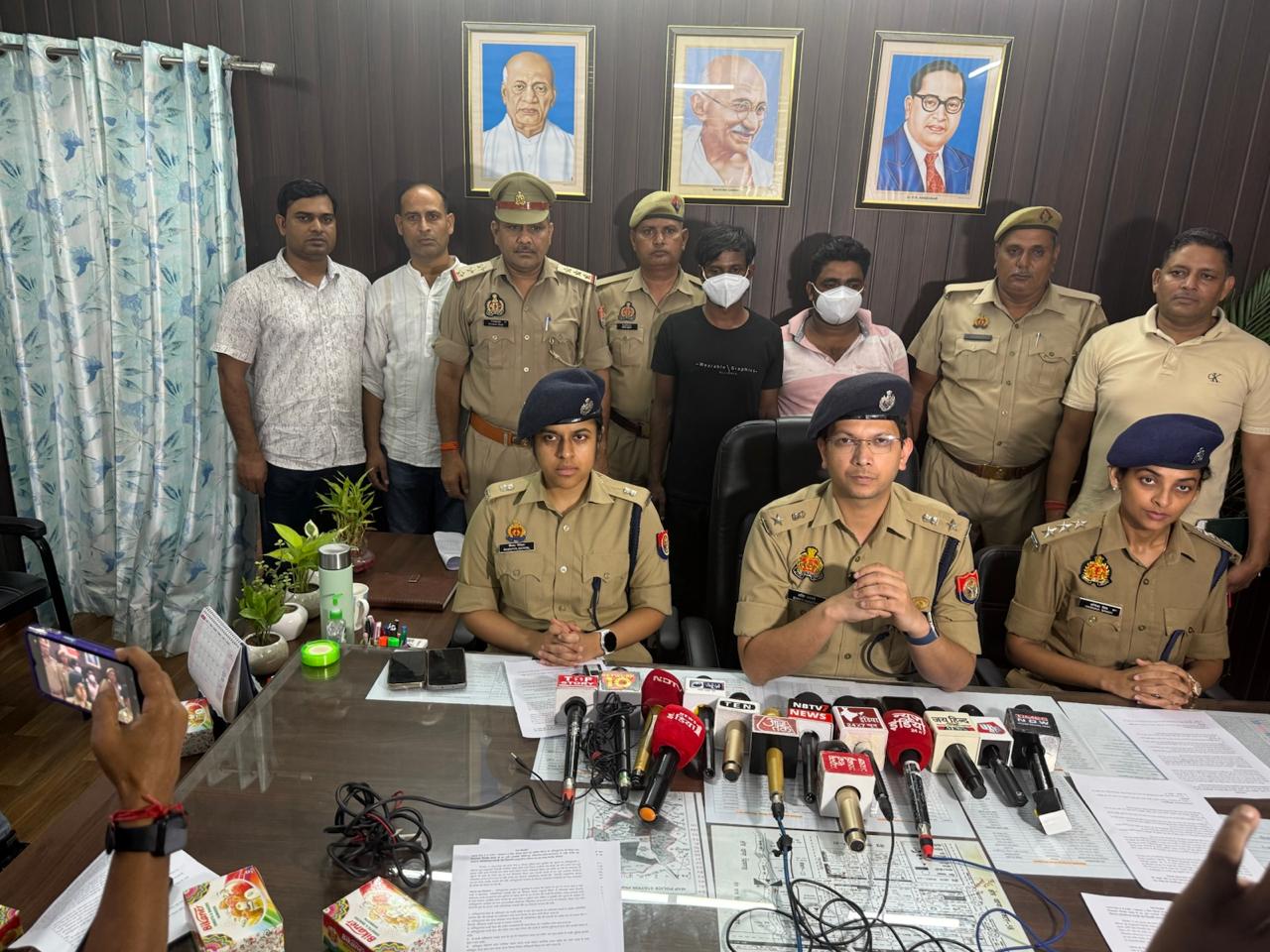 नोएडा: फेस-2 पुलिस और स्वाट टीम ने खैर लकड़ी की तस्करी करने वाले दो गिरफ्तार, ₹50 लाख की लकड़ी बरामद