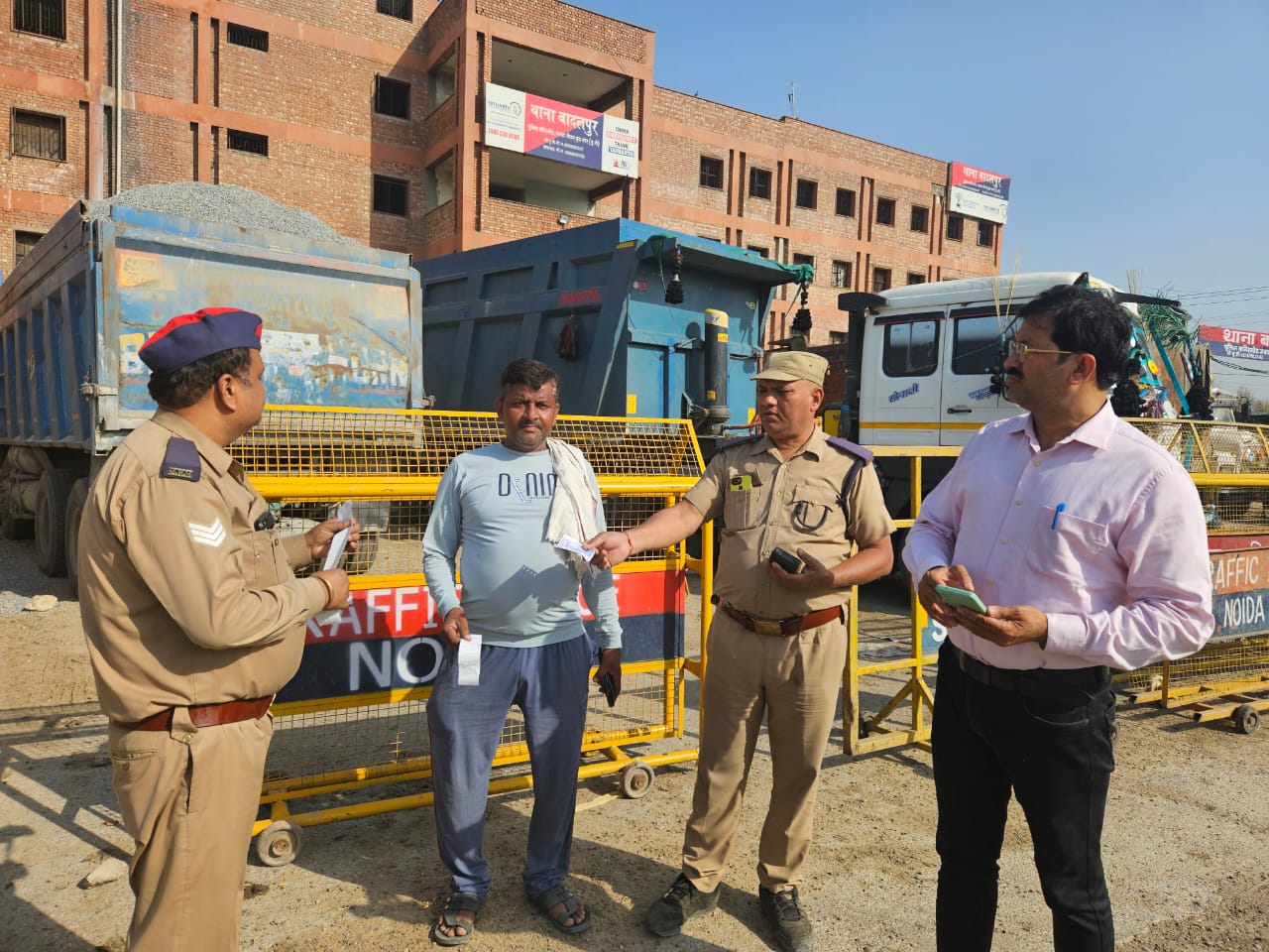 नोएडा में परिवहन विभाग का ओवरलोड वाहनों पर बड़ा एक्शन, ₹8.80 लाख जुर्माना वसूला