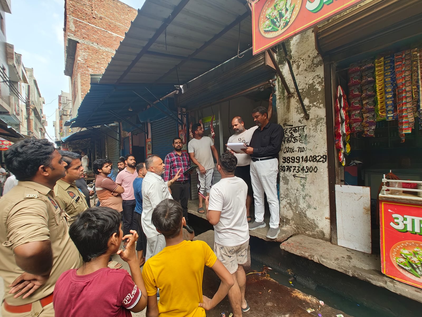 ग्रेटर नोएडा में मिलावटखोर दुकानदारों में मचा हड़कंप, पनीर के नमूने जांच के लिए भेजे गए