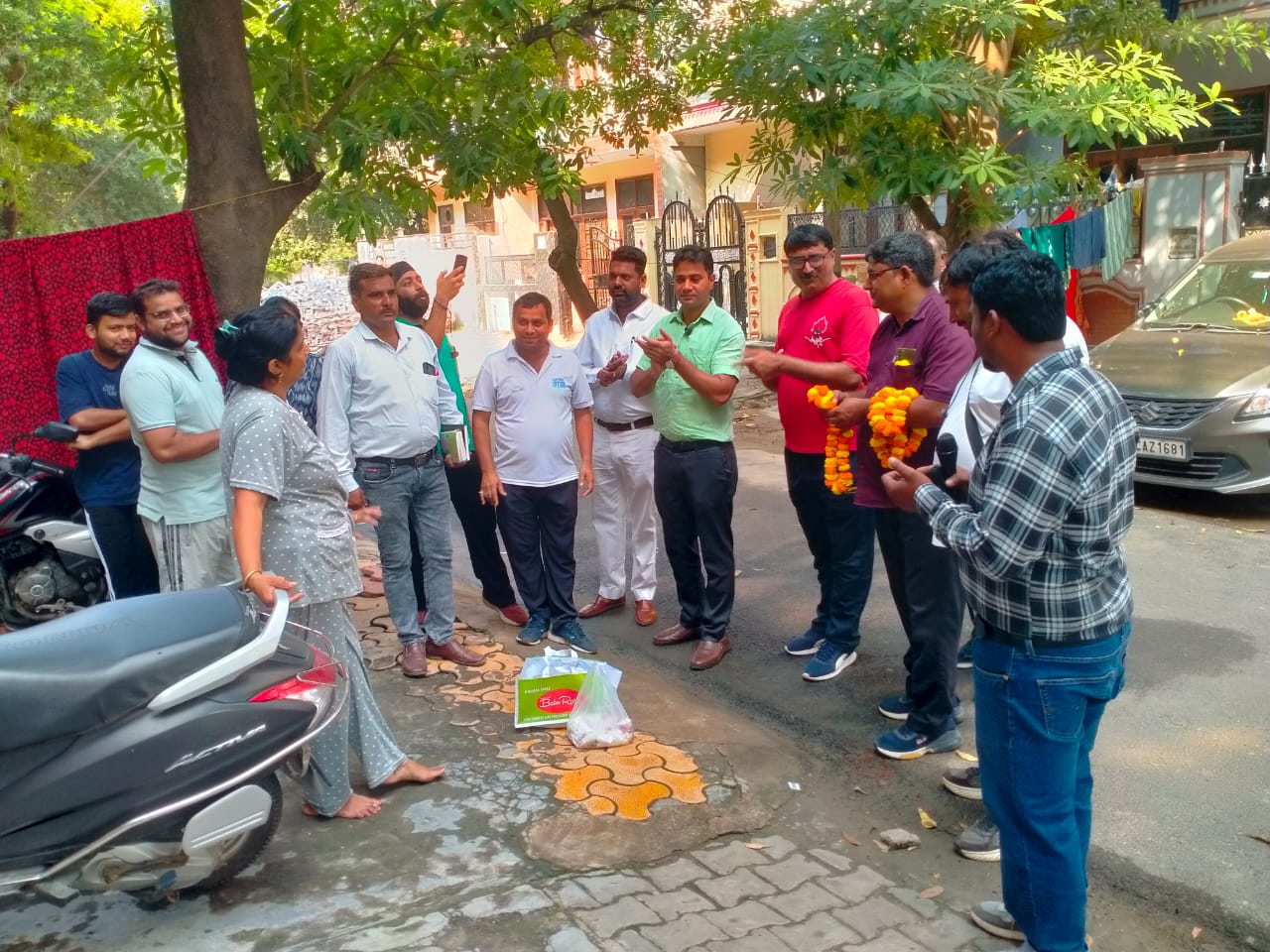 ग्रेनो प्राधिकरण की टीम ने लोगों को किया जागरूक, कूड़ा फेंकने पर ब्लिंकिट पर 10 हजार का जुर्माना 
