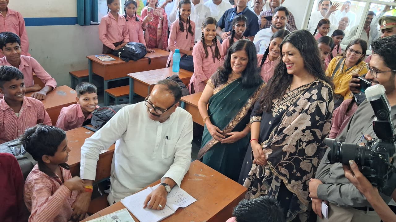 जनपद गौतमबुद्ध नगर के स्कूल में बच्चों को दी जाए रोजगारपरक शिक्षा - बृजेश पाठक 
