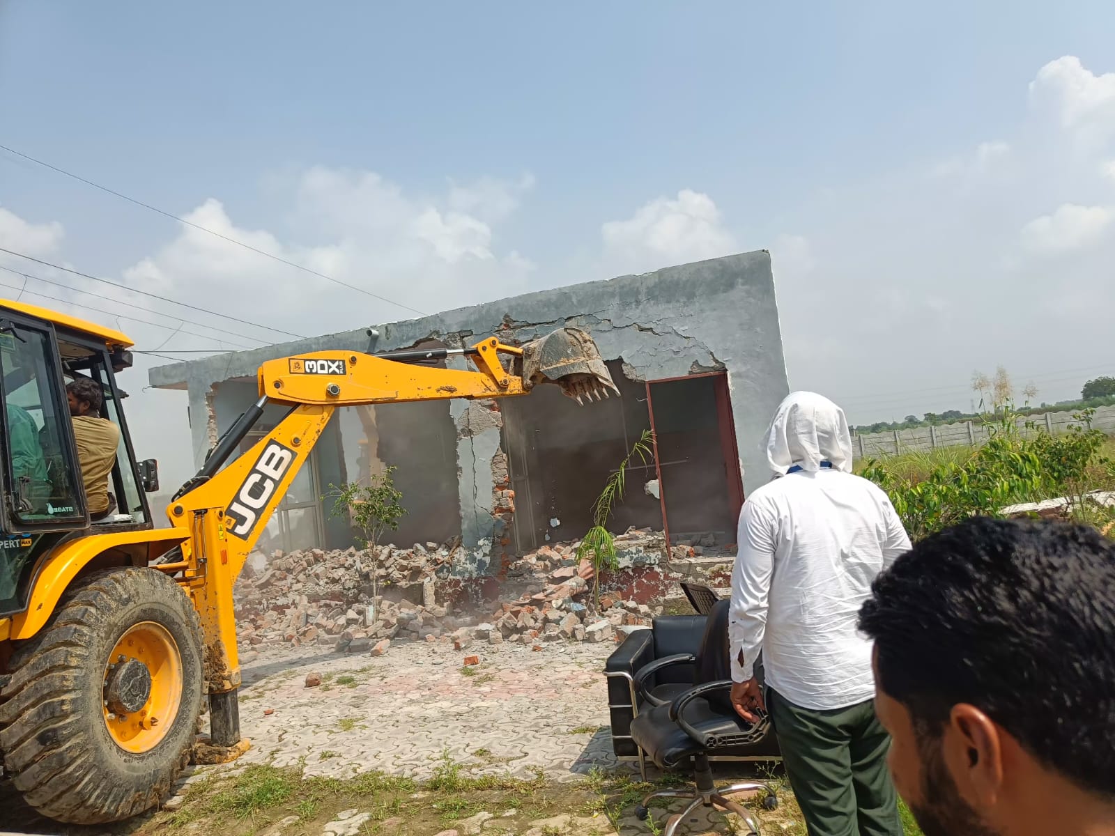 बुलन्दशहर में यमुना प्राधिकरण का अवैध निर्माण पर चला बुलडोजर, 2500 करोड़ की भूमि अतिक्रमण मुक्त