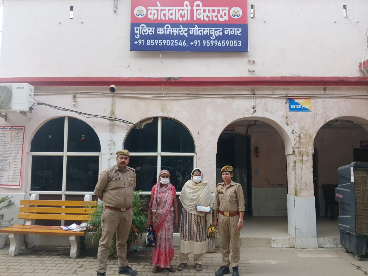नोएडा में बाजारों से कीमती सामान चोरी करने वाली दो महिलाएं गिरफ्तार,सामान बरामद