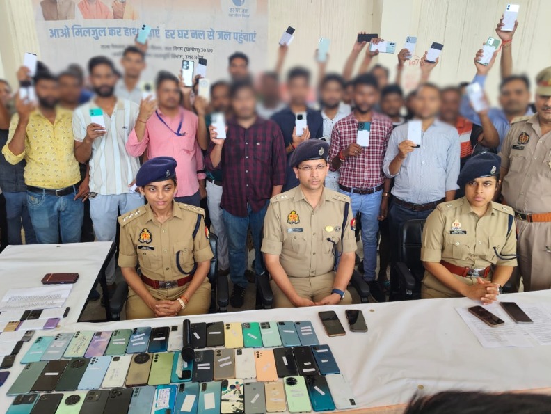 नोएडा में पुलिस ने गुम हुए 101 मोबाइल फोन खोजकर लौटाए, पीड़ितों के चेहरों पर लौटी मुस्कान