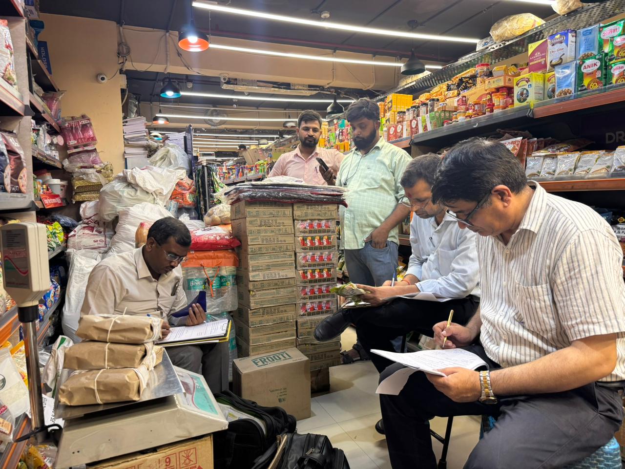 नवरात्रि से पहले नोएडा में छापेमारी, व्रत के खाद्य पदार्थों में मिलावट की जांच के लिए 9 नमूने भेजे गए लैब