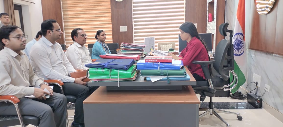 शामली में बच्चियों ने संभाली 'जिलाधिकारी' की कुर्सी, डीएम समेत कई पदों पर किया काम