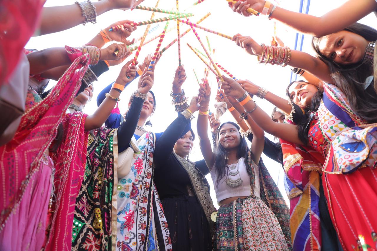 आईएमएस नोएडा में छात्रों ने पारंपरिक परिधानों में डांडिया उत्सव का आयोजन किया
