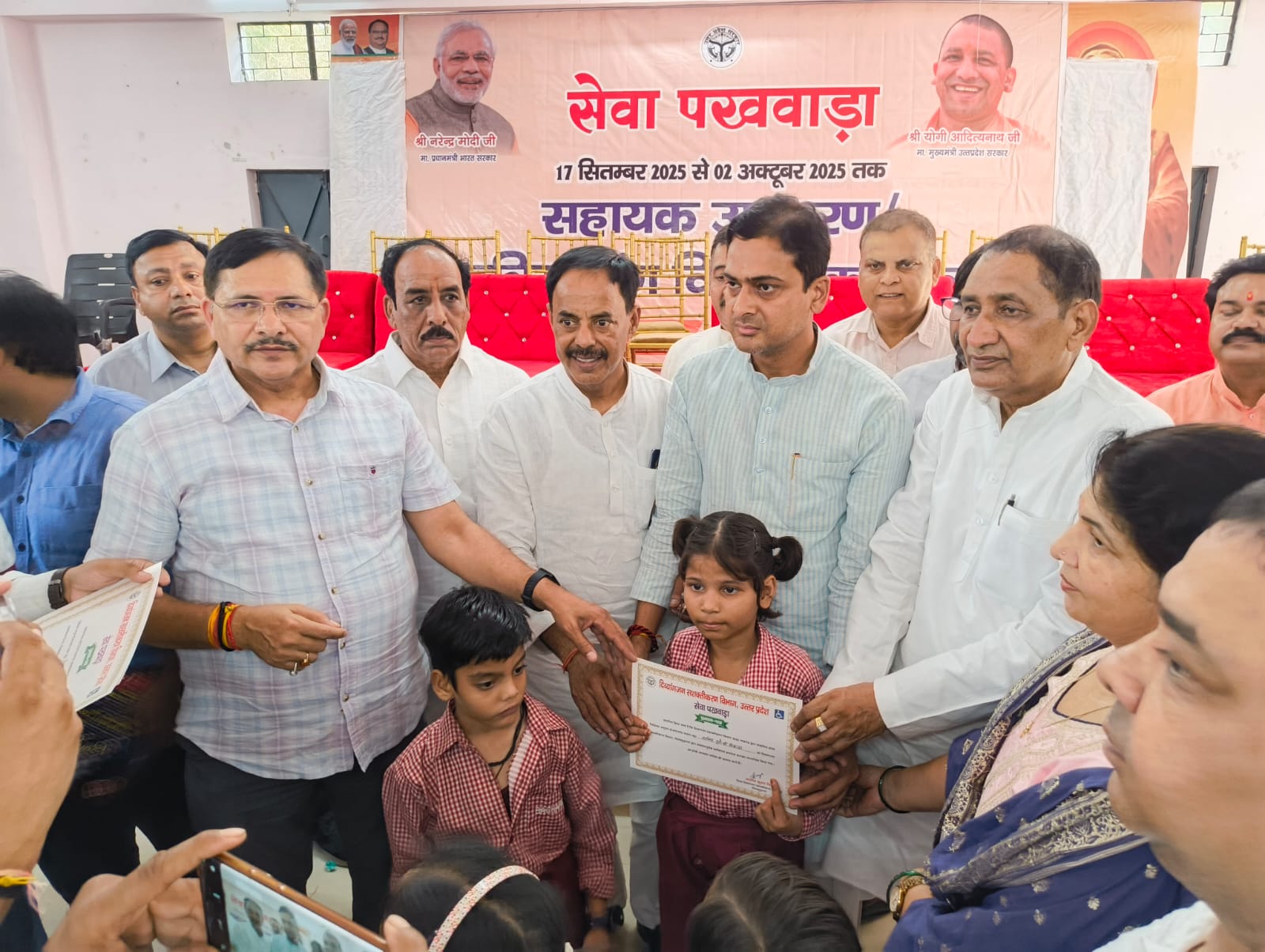 ग्रेटर नोएडा में सेवा पखवाड़ा अभियान में दिव्यांगजनों को सहायक उपकरण और बच्चों को स्कूल ड्रेस वितरित