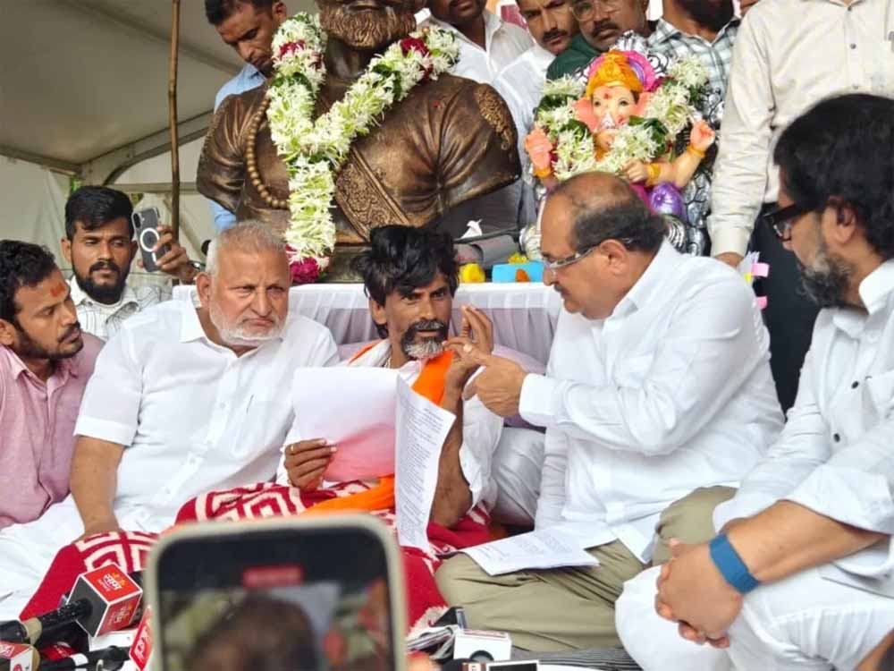 हमारी जीत हुई': महाराष्ट्र सरकार ने मानी मराठा आरक्षण की मांग, मनोज जरांगे ने खत्म किया अनशन