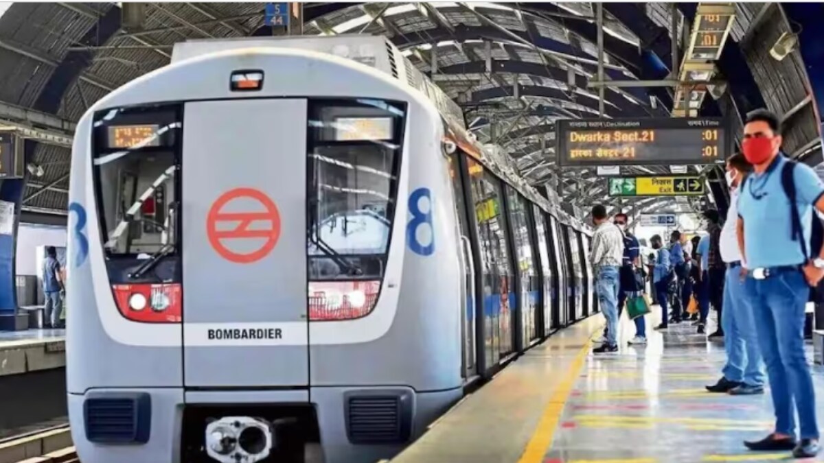 दिल्ली में उच्चतम न्यायालय मेट्रो स्टेशन पर हादसा, युवती ने लगाई छलांग, हालत गंभीर
