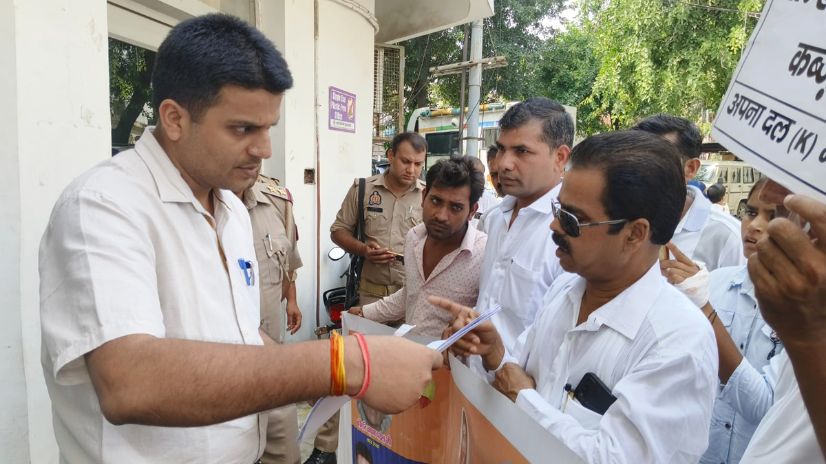 मुरादाबाद: अपना दल कमेरवादी का धरना प्रदर्शन, 29 सितंबर से अनिश्चितकालीन भूख हड़ताल की चेतावनी