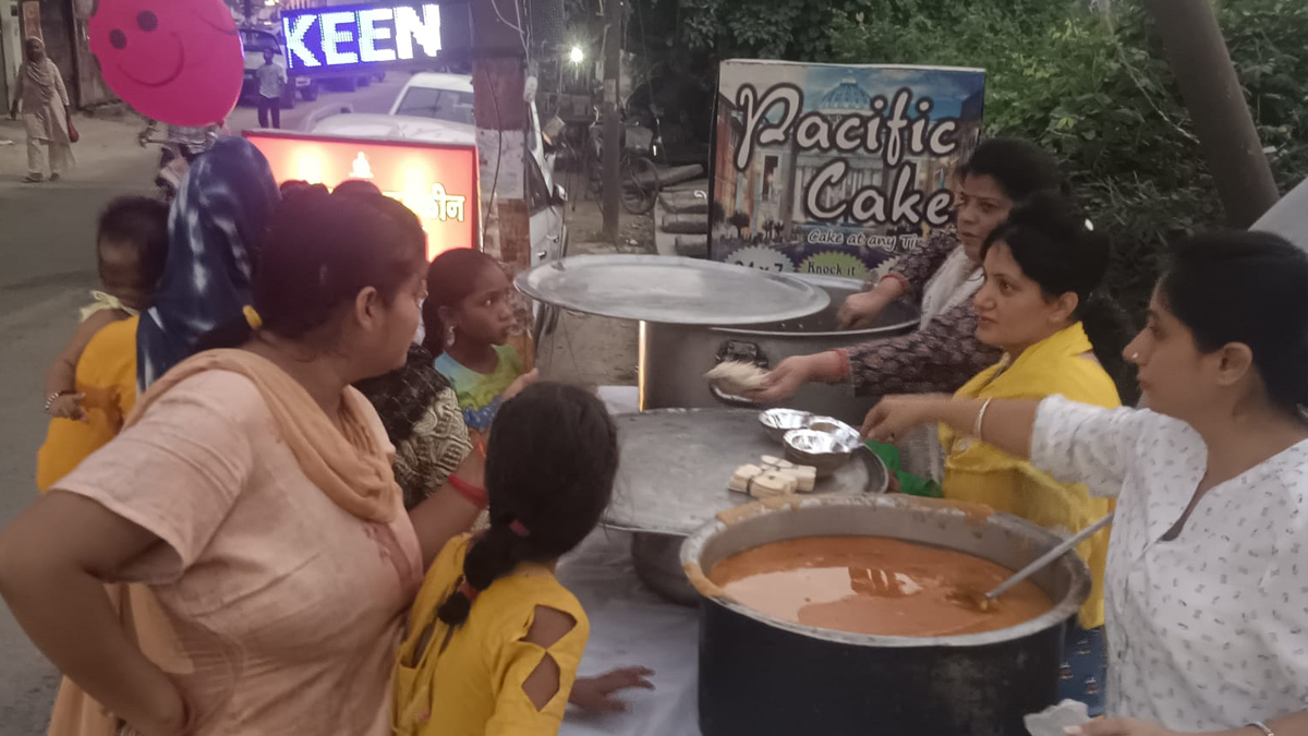 मुरादाबाद में महिलाओं ने भक्तों को किया हलवा चना-प्रसाद वितरण, मां कुष्मांडा के आशीर्वाद में हुई श्रद्धा की महफिल