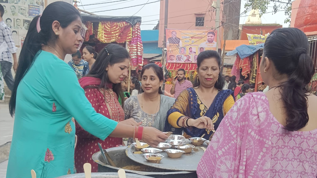 मुरादाबाद में नवरात्रि के दूसरे दिन महिला संस्था ने मां काली के दरबार में किया हलवा-चना वितरण