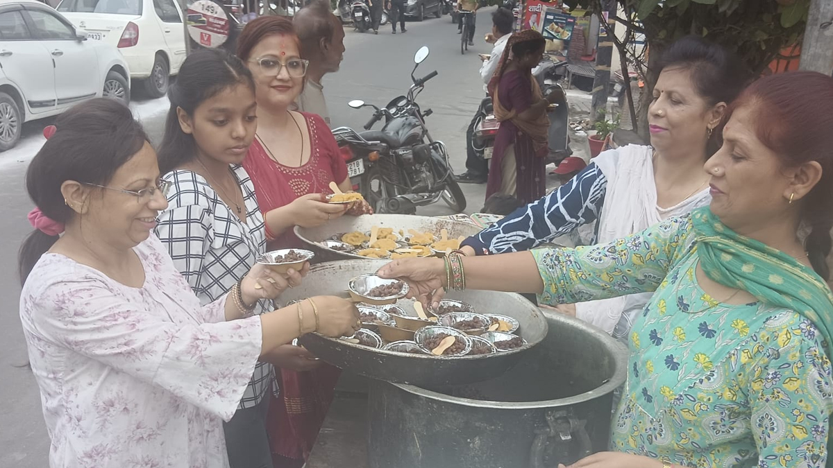मुरादाबाद में यप परिवार ने अष्टमी पर किया भव्य पूजन और प्रसाद वितरण, मां दुर्गा से शक्ति की कामना