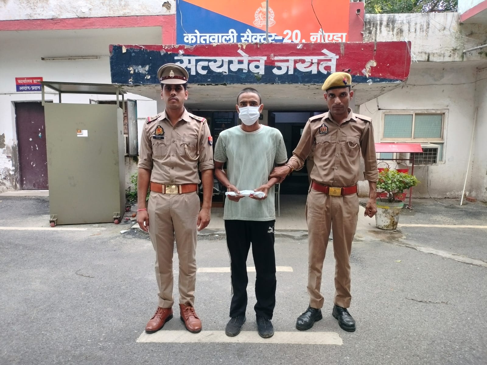 नोएडा पुलिस ने दो शातिर बदमाशों को किया गिरफ्तार, एक से तमंचा और दूसरे से 20 किलो गांजा बरामद