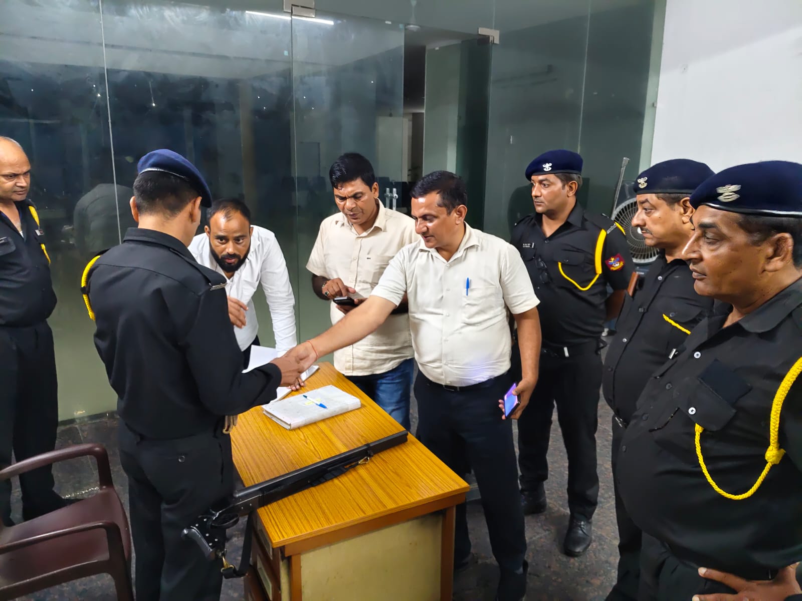 ग्रेटर नोएडा में कूड़ा डालने पर दो ट्रैक्टर-ट्रॉली जब्त, एक लाख रुपये जुर्माना