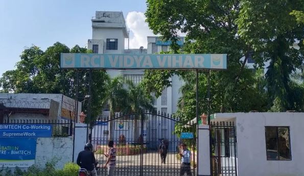 नोएडा: हॉस्टल में दोस्त ने दोस्त को मारी गोली, एक की मौत, ACP की लाइसेंसी रिवॉल्वर से चलीं गोलियां