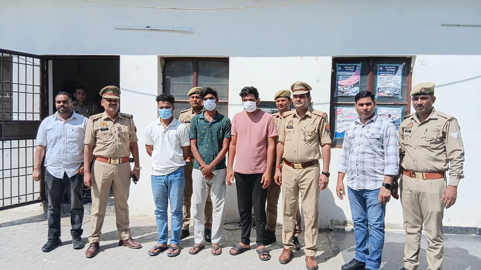 नोएडा सेक्टर-142 में चारधाम यात्रा के टूर ऑपरेटर से लूटपाट, तीन आरोपी गिरफ्तार