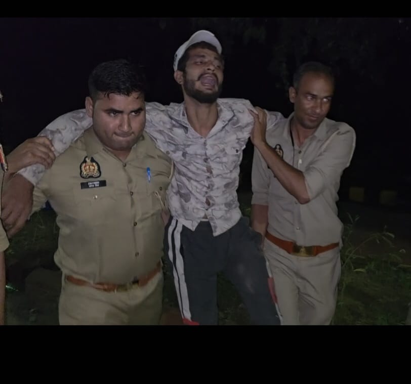 नोएडा में 25 हजार का इनामी बदमाश पुलिस मुठभेड़ में घायल, अवैध हथियार बरामद