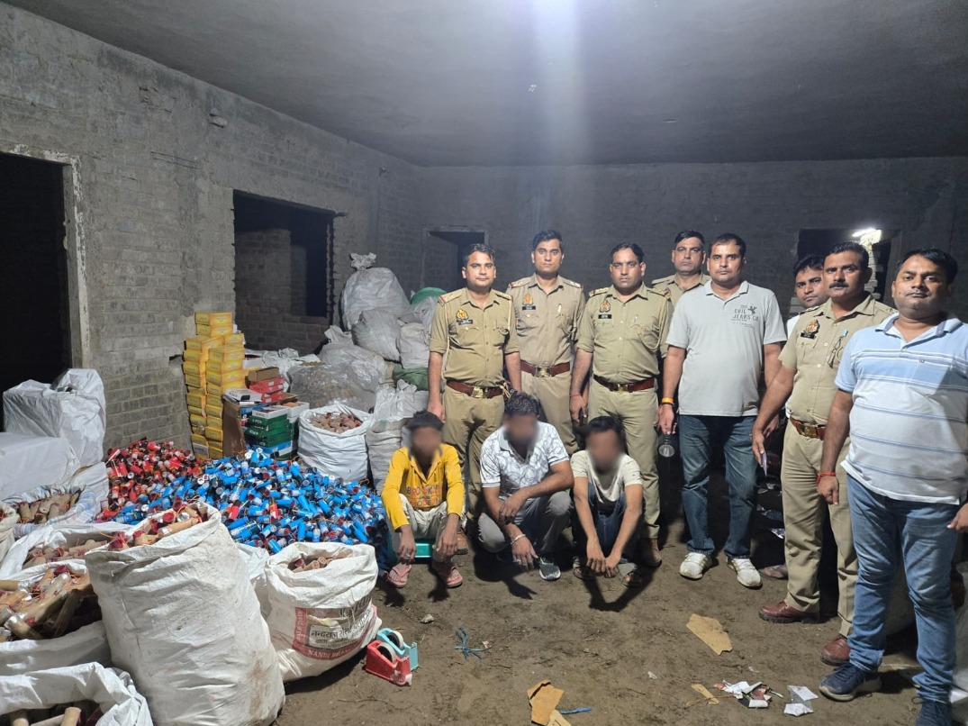 ग्रेटर नोएडा में अवैध पटाखा फैक्ट्री का भंडाफोड़, तीन गिरफ्तार, भारी मात्रा में विस्फोटक सामग्री बरामद