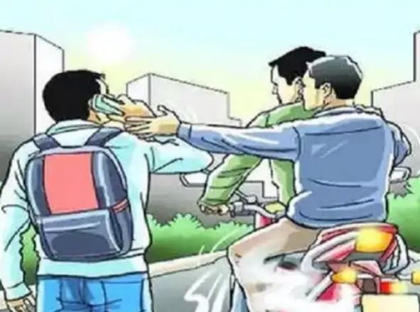 नोएडा में मोबाइल पर बात करना पड़ा भारी, बाइक सवार लुटेरों ने दो लोगों को बनाया शिकार