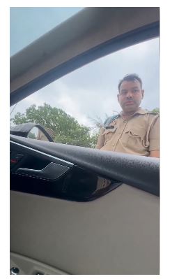 नोएडा में जनता से अभद्रता करने वाले सिपाही को पुलिस कमिश्नर ने निलंबित किया, जांच के आदेश