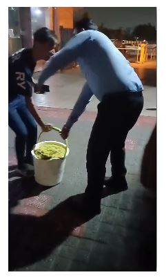नोएडा में सुप्रीम कोर्ट के स्ट्रीट डॉग फीडिंग आदेश का उल्लंघन, डॉग लवर और गार्ड के बीच विवाद