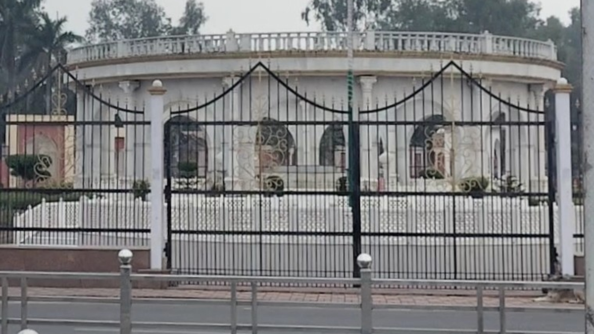 रामपुर की गांधी समाधि का ऐतिहासिक गेट क्षतिग्रस्त! कर्नल यूनुस खान द्वार से गिरा मलबा, ई रिक्शा सवार घायल