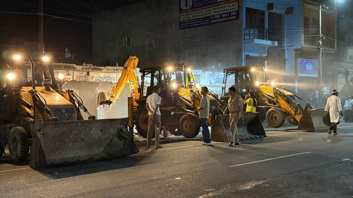 रामपुर में अतिक्रमण हटाने की कार्रवाई: प्रशासन की चेतावनी के बाद दुकानदारों ने स्वयं तोड़ी निर्माण सामग्री