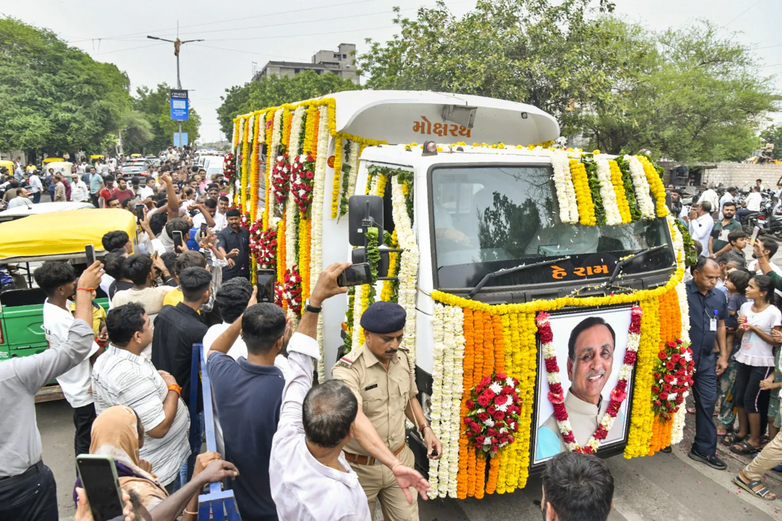 BJP ने विजय रुपाणी के परिवार को दिया बड़ा झटका, अंतिम यात्रा का भुगतान से किया इंकार, बिल परिवार को भेज दिया !