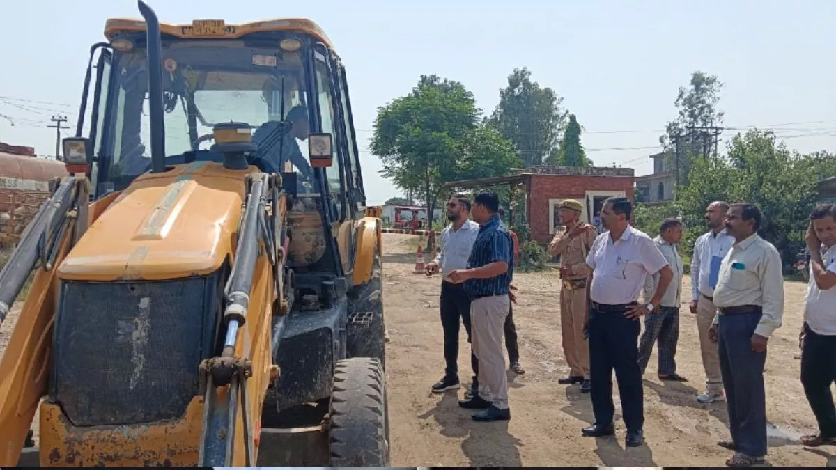 संभल में गंगा एक्सप्रेसवे प्रोजेक्ट पर राजस्व विभाग की बड़ी कार्रवाई, कंपनी का बुलडोजर जब्त