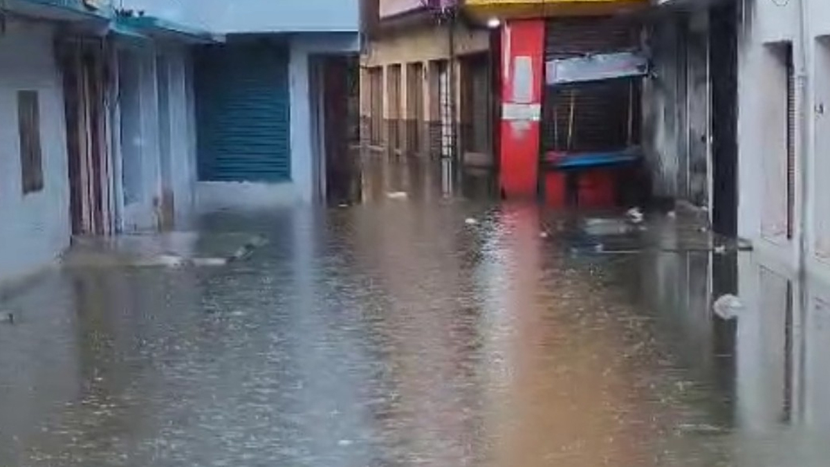 संभल में झमाझम बारिश से मौसम हुआ सुहाना, तापमान 25 डिग्री तक लुढ़का, सब्ज़ियों पर संकट