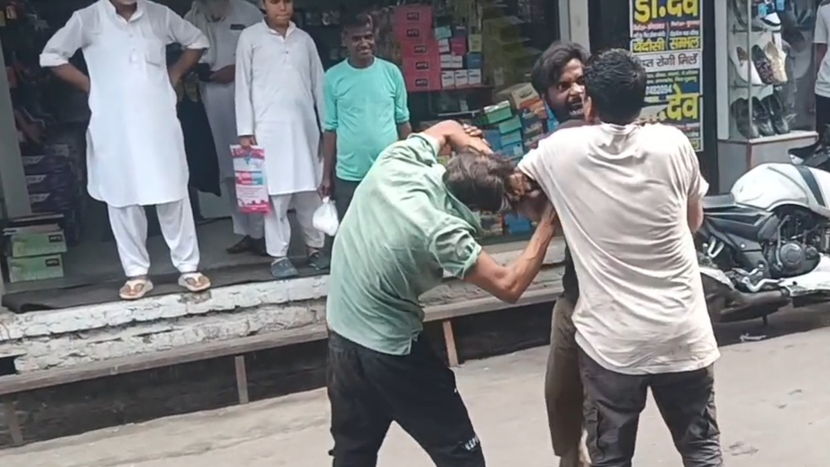 संभल में सड़क बनी अखाड़ा! शराब के पैसों पर भिड़े तीन युवक, 25 मिनट तक चला बवाल- Sambhal News